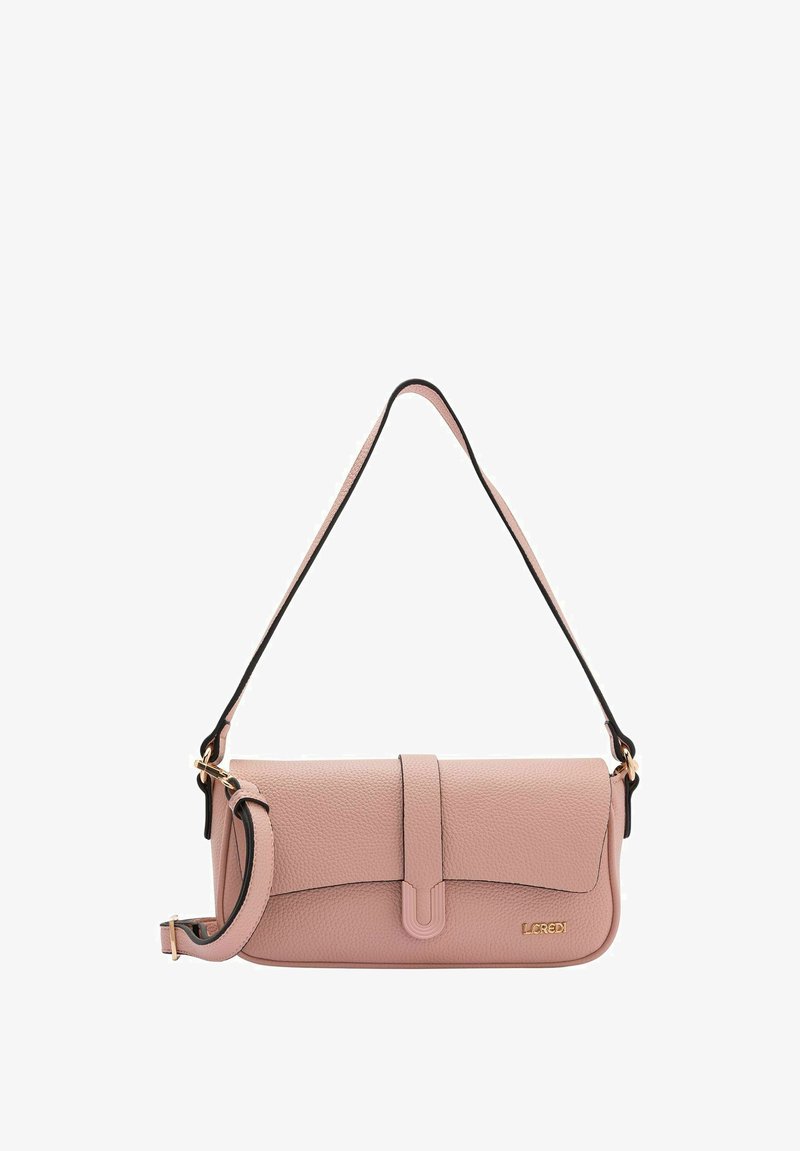 Borsa a tracolla in pelle texturizzata rosa con tracolla nera, dotata di chiusura a pattina e logo con accento dorato. Forma rettangolare compatta.