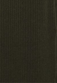 Tissu en tricot côtelé vert olive foncé avec une texture douce et des rayures verticales traversant le matériau.