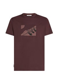 Männliches bordeauxfarbenes T-Shirt aus weichem Stoff, mit einem rechteckigen Grafikdruck, der Figuren in einer bergigen Landschaft unter der Sonne darstellt.