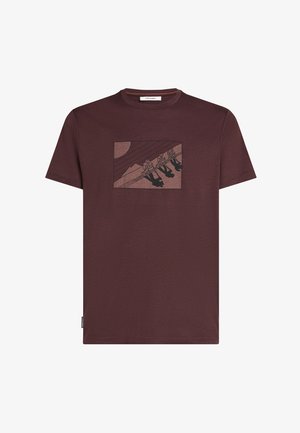T-shirt da uomo color bordeaux realizzato in tessuto morbido, caratterizzato da una stampa grafica rettangolare che raffigura figure in un paesaggio montano sotto un sole.