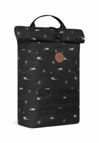 Sac à dos noir à rouleau avec imprimé cosmique, doté d'une fermeture à boucle, d'un patch logo en cuir brun et de trois sangles en toile horizontales.