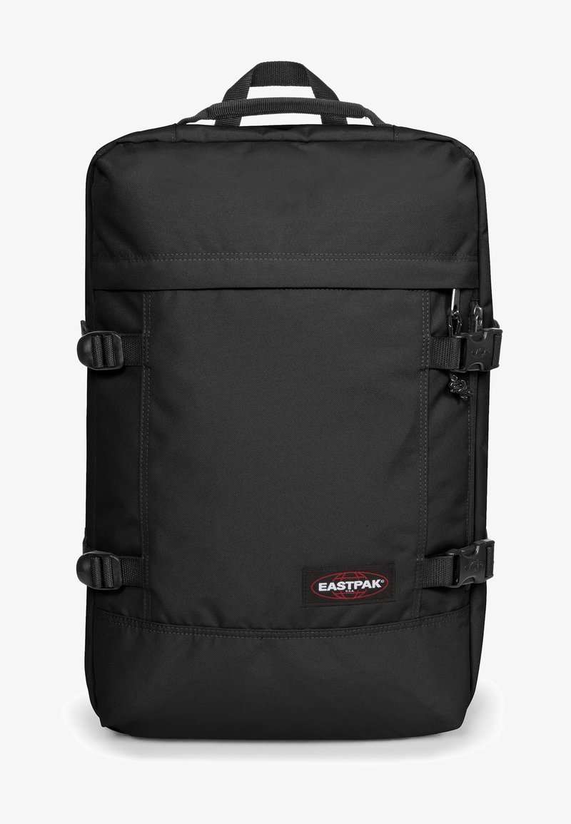 Czarny plecak z poliestru z regulowanymi paskami, bocznymi klamrami oraz logo Eastpak. Posiada prostokątny kształt i teksturowaną powierzchnię.