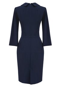 Granatowa dopasowana sukienka z kołnierzykiem, długimi rękawami i zapięciem na zamek z tyłu. Oferuje szyte szwy i rozcięcie z tyłu dla swobody ruchów.
