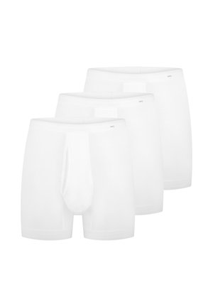 Tre par ensfarvede hvide herreboxershorts arrangeret i en forskudt linje på en hvid baggrund.