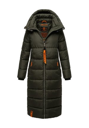 Doudoune vert olive au design allongé, avec fermeture éclair à l'avant et accents en mat�ériel orange. Elle possède une grande capuche et deux poches latérales.