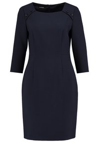 Mörkblå klänning med trekvartslånga ärmar, en figursydd silhuett och dekorativa svarta knappar på axlarna. Slät tygstruktur.