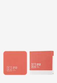 Cojín de colorete cuadrado en tono coral con textura suave. Presenta un diseño de logo minimalista en blanco. Caja acompañante en color coral a juego.