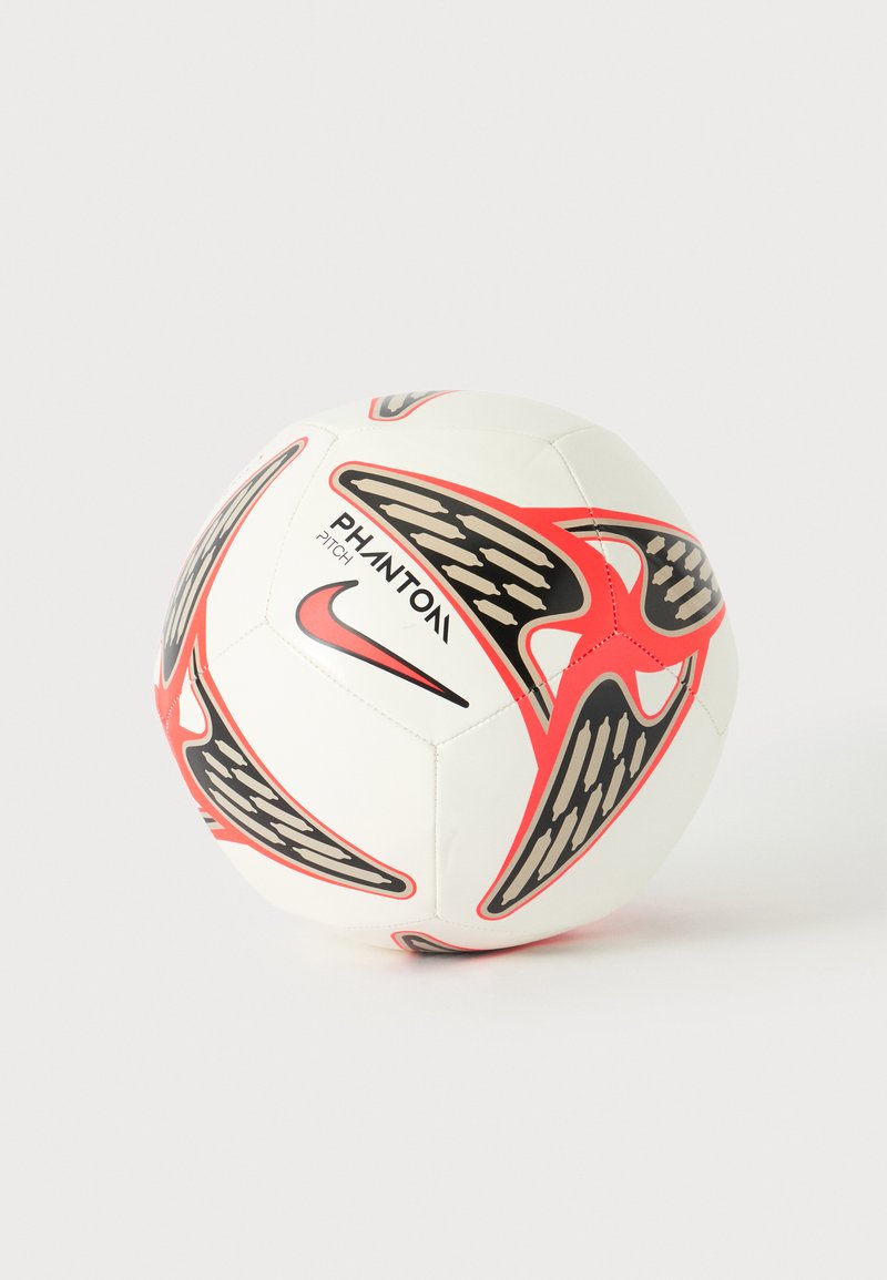 Бял футболен топ Nike Phantom Pitch с червени и черни криловидни шарки на обикновен фон.