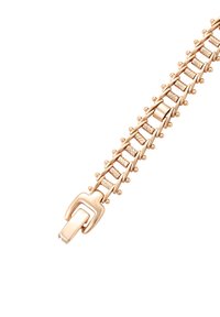 Primo piano di un bracciale in oro rosa con anelli rettangolari texturizzati, piccole perline rotonde e una chiusura lucida su uno sfondo bianco.