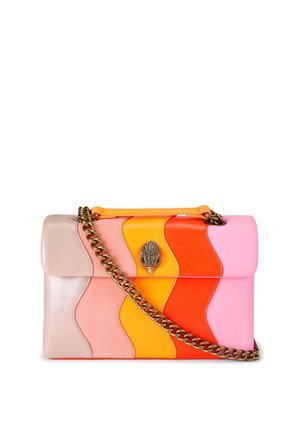 Sac à main rectangulaire coloré avec des rayures verticales ondulées en beige, rose, orange et rouge, bandoulière chaîne dorée et un fermoir décoratif en forme de main dorée.