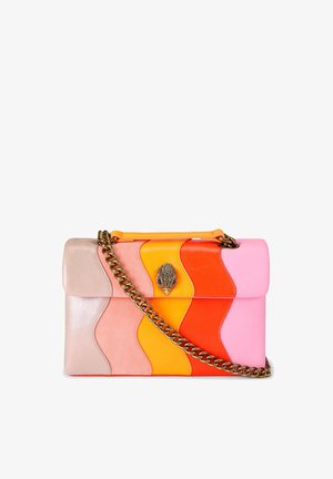 Kleurrijke rechthoekige handtas met golvende verticale strepen in beige, roze, oranje en rood, een gouden kettingriem en een decoratieve gouden sluiting met een handembleem.