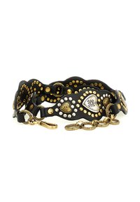 Bracciale in pelle nera con borchie dorate e argentate, accenti a forma di cuore, una chiusura decorativa e dettagli a catena intricati.