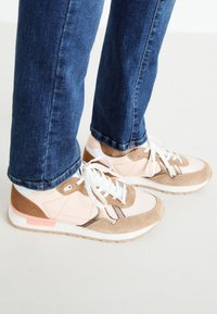 Izbrano, camel/beige