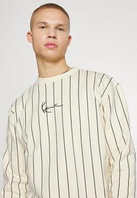 Karl Kani UNISEX SMALL SIGNATURE PINSTRIPE CREW - Camisola - cream