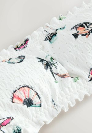 Weißer Stoff mit strukturiertem Design, verziert mit einem bunten Druck von Muscheln und Fischen. Der Rand ist mit einem gerafften Besatz abgeschlossen.