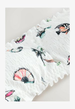 Weißer Stoff mit strukturiertem Design, verziert mit einem bunten Druck von Muscheln und Fischen. Der Rand ist mit einem gerafften Besatz abgeschlossen.