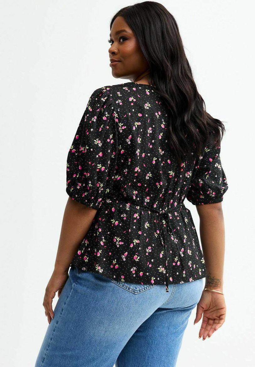 New Look Curves CURVES STRAWBERRY FLORAL PRINT CREPE TEA - Blouse - black  pattern/zwart - Zalando.nl