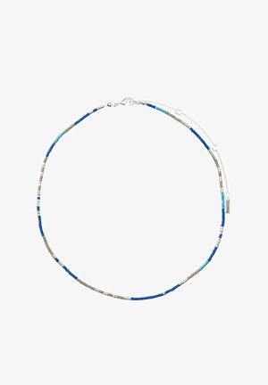 Beaded necklace z modrimi, turkiznimi in bež kroglicami v različnih oblikah, s srebrnim okovjem in zapiranjem na sponko.