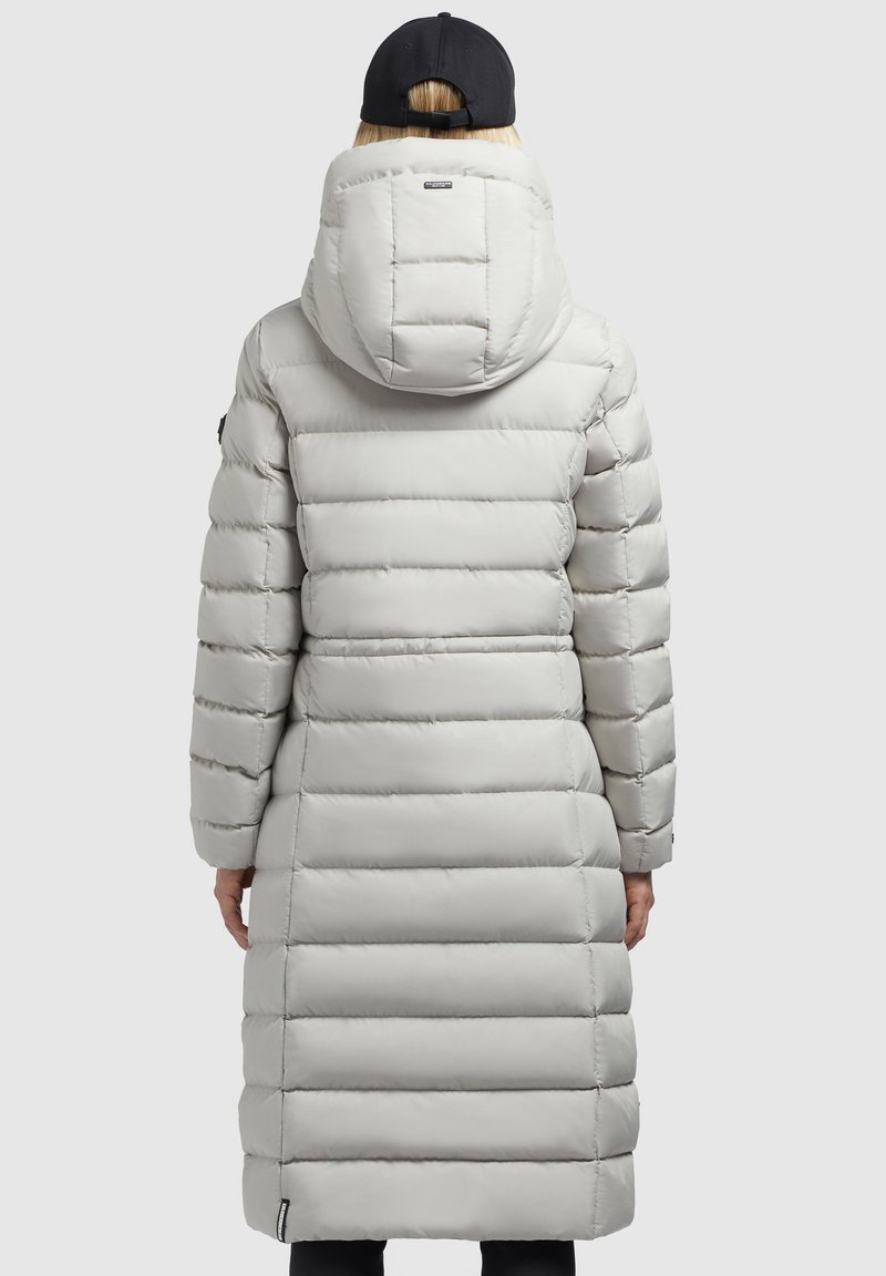 Langer, hellgrauer Steppmantel mit Kapuze, der horizontale Steppnähte und einen geraden Saum aufweist. Die Rückansicht zeigt eine glatte Textur.