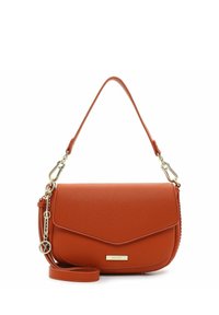 Bolso de cuero naranja con un acabado texturizado, herrajes dorados y cierre de solapa. Presenta una correa de hombro desmontable y un logotipo sutil.