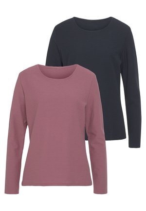Langärmlige T-Shirts in Rosa und Dunkelgrau mit einer dezenten Rippstruktur und runden Ausschnitten. Jedes Shirt hat einen lockeren Schnitt.
