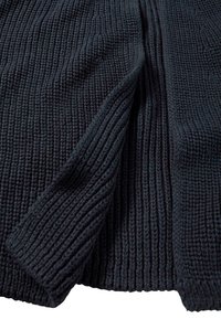 Tumma laivasilkkinen neulekangas, jossa on ribbikuvio, pystysuuntainen malli ja pehmeä, muhkea ulkonäkö. Reunoilla on siisti viimeistely.