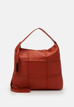 Sac à main en cuir rouge avec une finition texturée, présentant un design tissé, une poignée supérieure et une bandoulière détachable.