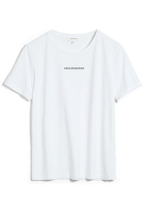 Hvid kortærmet t-shirt lavet af bomuld, har rund halsudskæring og teksten "TRUE TO NATURE" trykt med mørke bogstaver tværs over brystet.