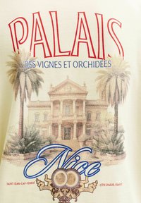 Κείμενο «PALAIS des vignes et orchidées Nice» με vintage κτίριο, φοίνικες και διακοσμητικό έμβλημα που αναφέρεται στο Saint-Jean-Cap-Ferrat, Côte d’Azur.