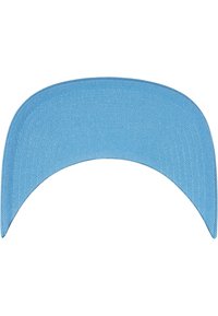 Blauwe denim pet met een gebogen vorm, voorzien van een textuurpatroon en gladde randen, ontworpen voor een goede pasvorm.