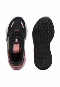 Zapatillas deportivas en negro y rosa con parte superior de malla, suela de goma y un sistema de cordones destacado. Cuenta con una suela texturizada para mayor agarre.