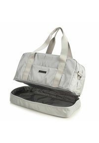 Sac de sport en nylon gris clair avec une fermeture éclair ouverte, de larges poignées en tissu et un intérieur spacieux avec une doublure noire lisse. Coutures visibles sur les bords.