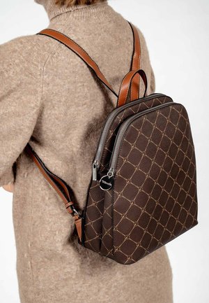 Mochila marrón con un patrón, de forma cuadrada, con cierres de cremallera y correas de cuero marrón. Tela texturizada con un brillo sutil.