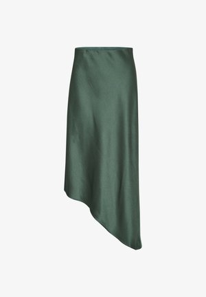 Asymetrická zelená saténová sukňa s hladkou textúrou, s jemným leskom a zavinovacím dizajnom, ktorý elegantne padá pod uhlom.