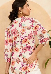 Love & Roses V NECK 3/4 SLEEVE THROUGH REGULAR FIT - Bluse - ivory white
