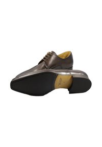 Scarpe da uomo in pelle marrone con finitura liscia, punta rotonda, chiusura con lacci e suola in gomma nera; rifinite con una fodera interna gialla.