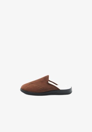 Chaussons en daim marron avec une doublure blanche lisse, semelle en caoutchouc noir plat et un design découpé simple pour un enfilage facile.