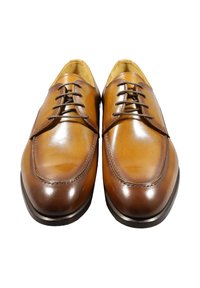 Scarpe in pelle marrone con finitura liscia, punta tonda, design con lacci e dettagli di cuciture sottili lungo il bordo superiore.