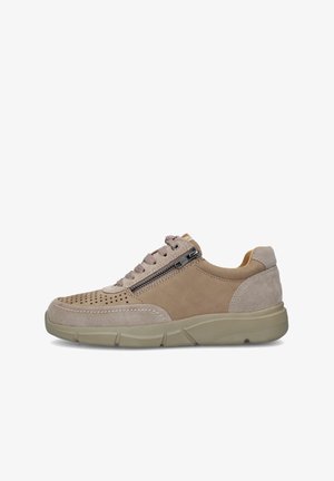 Sneaker casual beige con frontal con lacci, cerniera laterale, punta traforata, dettagli in camoscio e suola spessa in gomma.