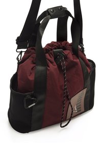 Borsa in tessuto rosso e nero con chiusura a coulisse, manici in materiale sintetico e tasca laterale in rete. Include una clip in metallo e un'etichetta del marchio.