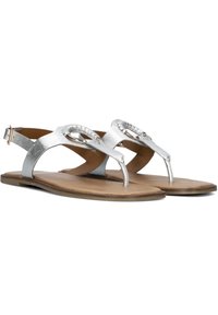 Zilveren metallic sandalen met een T-band ontwerp, voorzien van een gevlochten voorkant en een platte bruine zool. Inclusief verstelbare enkelband.