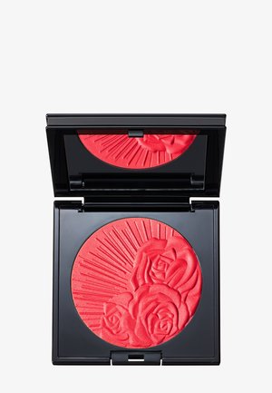 Kompakt mit leuchtend rotem Rouge, geprägt mit drei Rosen und strahlenförmigen Linien, geöffnet, um Produkt und Innenspiegel zu zeigen.