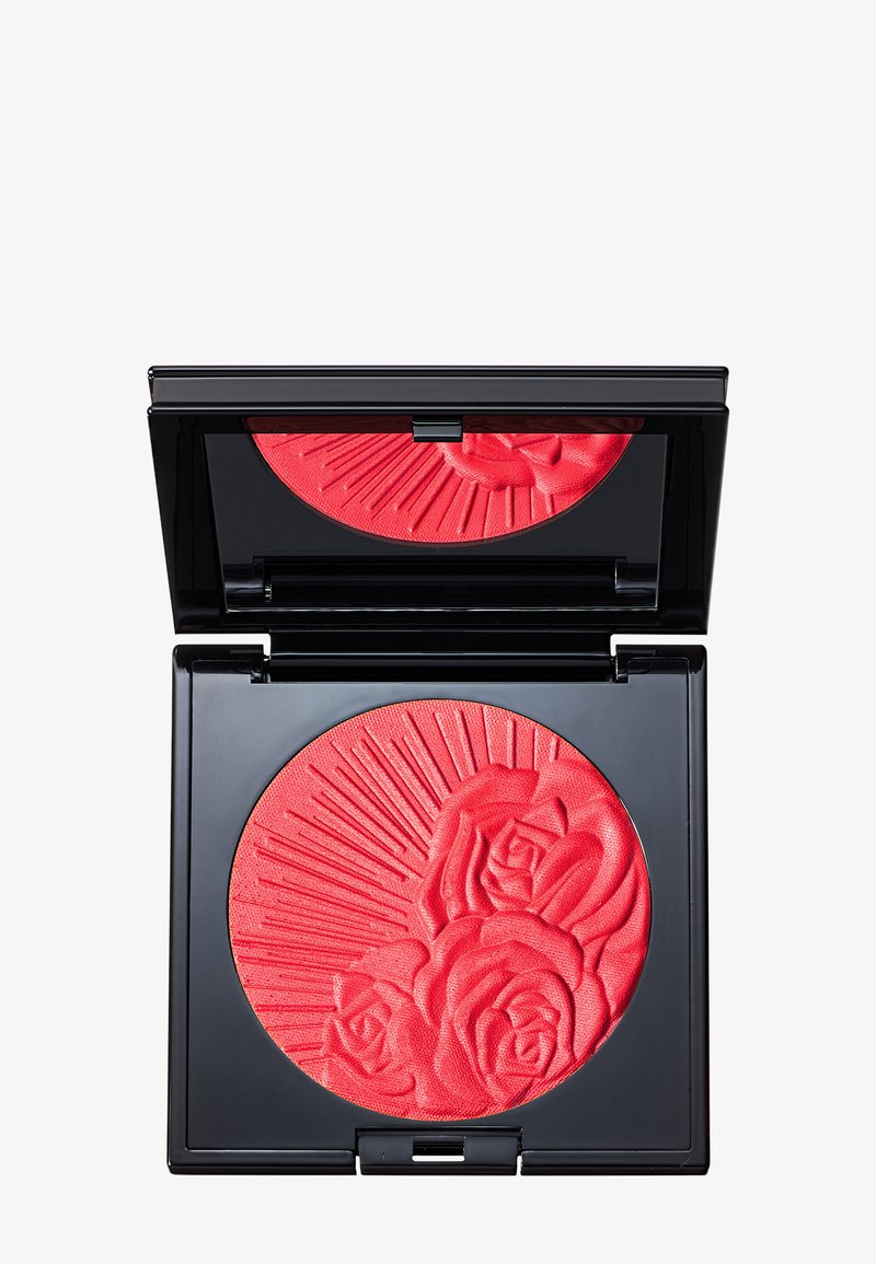 Compatto con blush rosso vivace a rilievo con tre rose e linee che si irradiano, aperto per mostrare il prodotto e lo specchio interno.