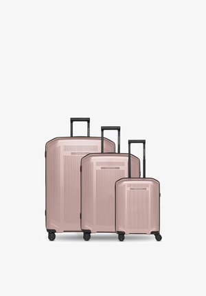 Drie harde koffers in roségoud, beschikbaar in groot, middelgroot en klein, met zwarte telescopische handgrepen en vier zwenkwieltjes.