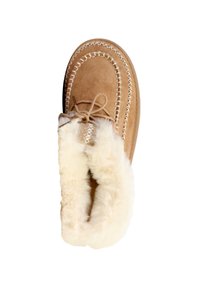 Chausson en daim beige avec une doublure douce en fausse fourrure, lacets sur le devant et couture blanche décorative autour du bord. Conception à bout arrondi.