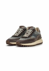 Un paio di sneakers basse in tessuto marrone e grigio con pannelli in suede, lacci bianchi, suola beige e suola in gomma testurizzata, angolate a sinistra.