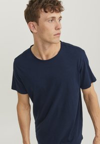 Jack & Jones EBASHER O-NECK SS - Paprasti marškinėliai - navy blazer