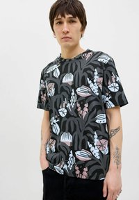 Cămașă neagră cu mâneci scurte, decorată cu un model floral colorat în nuanțe de albastru deschis și roz. Materialul are o textură netedă și un croi lejer.