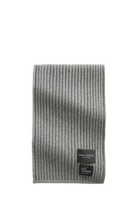 Écharpe en cachemire côtelé gris avec une texture douce. Comprend des étiquettes de marque noires, dont une avec "Marc O'Polo" et "GOOD CASHMERE".