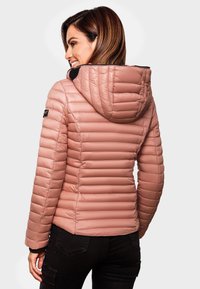 Vadderad rosa jacka med huva, med horisontellt quiltat mönster och svarta detaljer. Slätt, glänsande yttermaterial med elastiska ärmslut och nederkant.